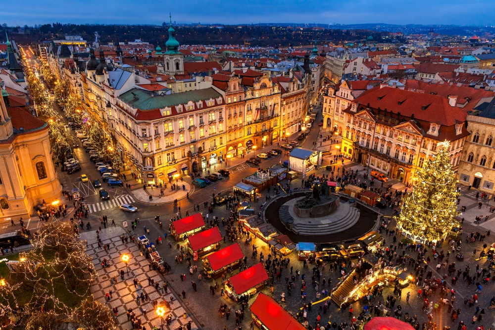 ciudad-vieja-praga-en-navidad-1000x667 - Praga en Navidad: Luces, tradición y magia en cada rincón 