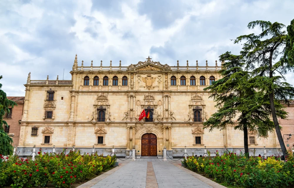 colegio-mayor-alcala-1000x639 - Descubre Alcalá de Henares, la ciudad histórica muy cerca de Madrid