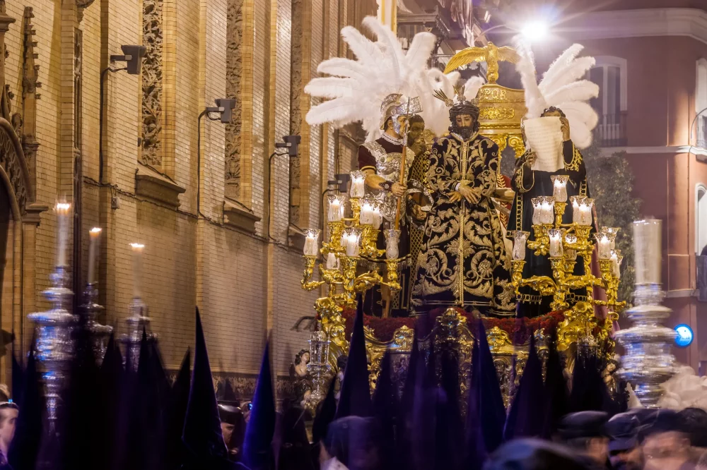 cristo-sentencia-sevilla-1000x666 - La Virgen de la Macarena y otras tallas por las que merece la pena visitar Sevilla