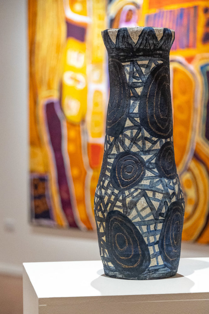 exposicion-arte-indigena-australiano-Araluen-Arts-Centre-Alice-Springs-665x1000 - Viaje al centro de Australia: experiencia Outback en el Red Centre