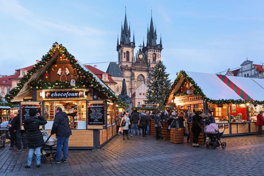 mercadillo-navideno-de-praga-1000x667 - Praga en Navidad: Luces, tradición y magia en cada rincón 