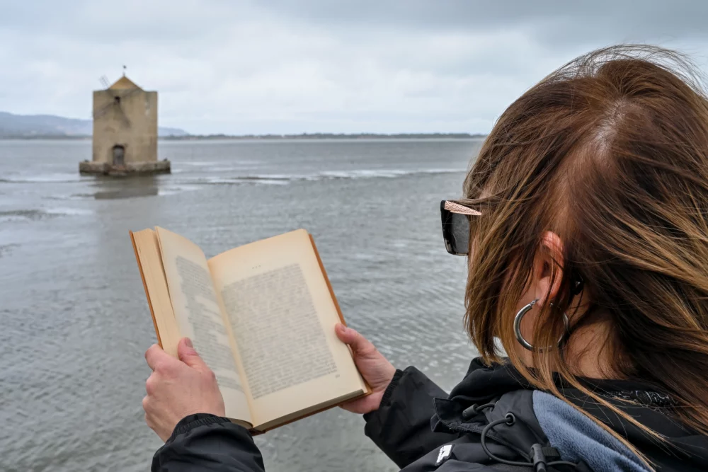 mujer-viajando-libro-1000x667 - Viajar entre páginas: el auge del turismo literario 