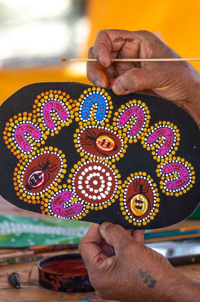 pintura-de-puntos-arte-indigena-australiano-taller-Ayeye-Atyenhe-Art-Marie-Ryder-665x1000 - Viaje al centro de Australia: experiencia Outback en el Red Centre