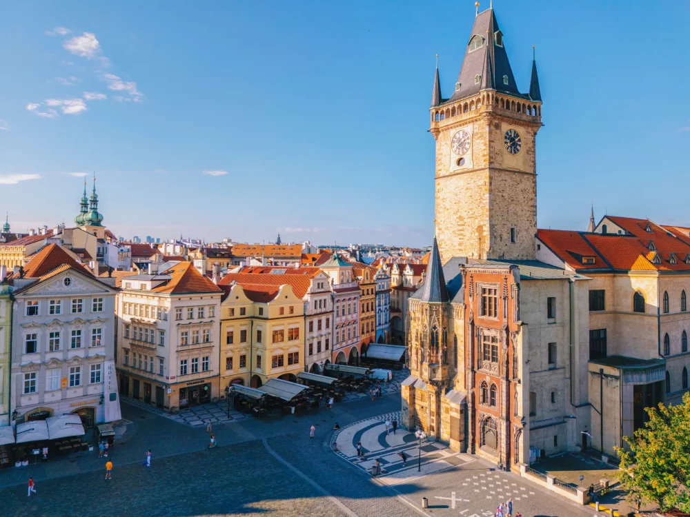 plaza-ciudad-vieja-praga-1000x750 - Descubre Praga en invierno, la “ciudad de las cien torres”