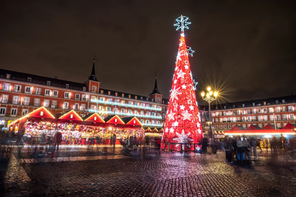 plaza-mayor-mercadillo-navidad-1000x667 - Cinco mercados navideños en España que no te puedes perder 