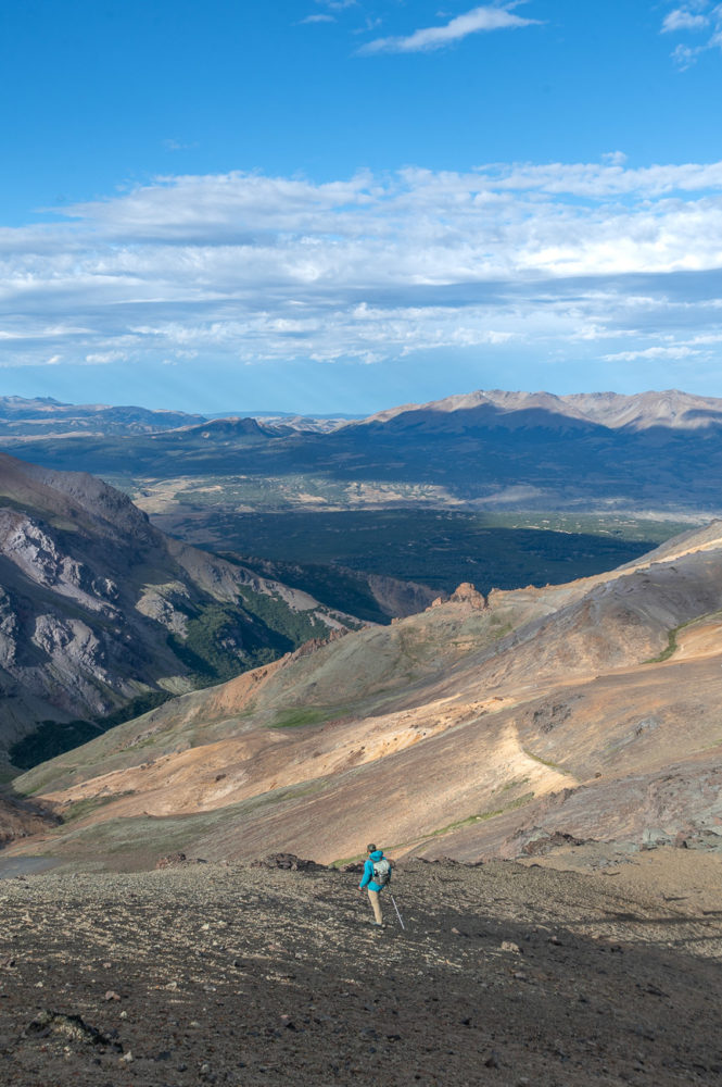 trekking-senderismo-Huemules-Chubut-Patagonia-argentina-Marck-Gutt-665x1000 - Chubut de mar a montaña: ruta entrañable por la Patagonia argentina