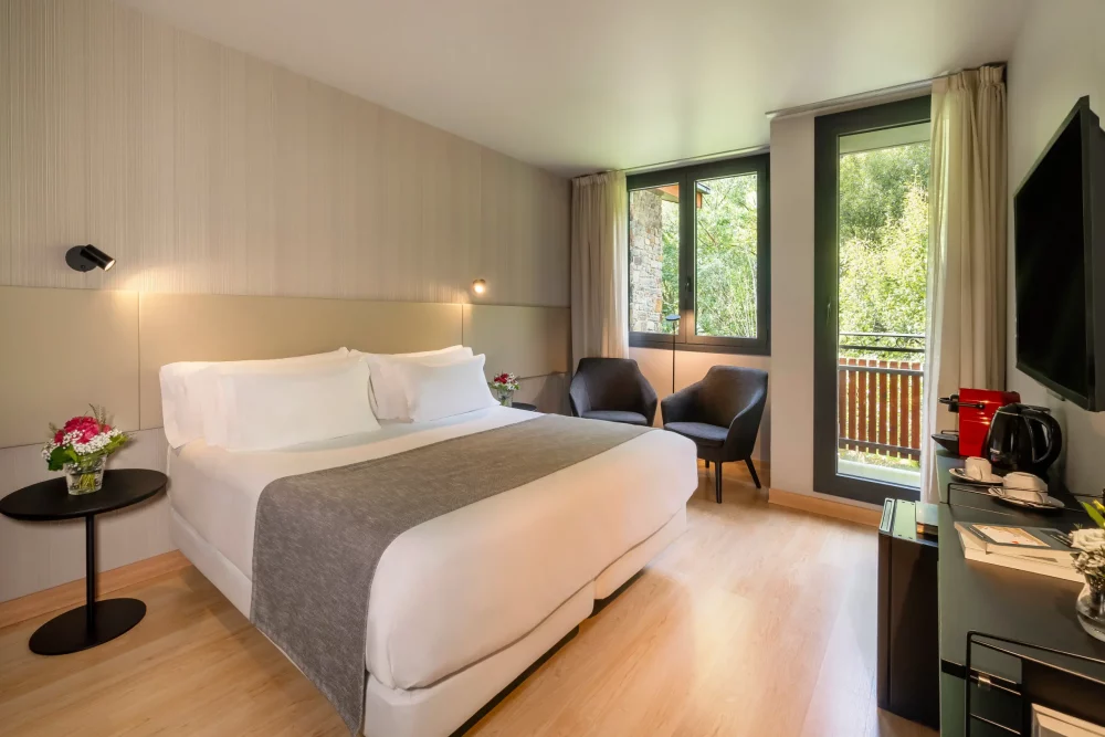 628442-NH_Collection_Andorra_Palome_Room_Superior_Double_Terrace_Corner-0a66fc-original-1763656257-1000x667 - 3 escapadas con encanto para disfrutar de la nieve