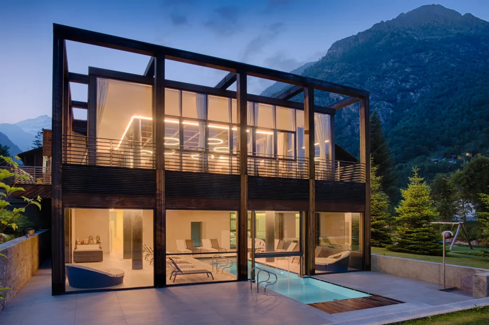 633031-NH-Collection-Alagna-Mirtillo-Rosso-Facade-night-171946-original-1765546651-1000x665 - 3 escapadas con encanto para disfrutar de la nieve
