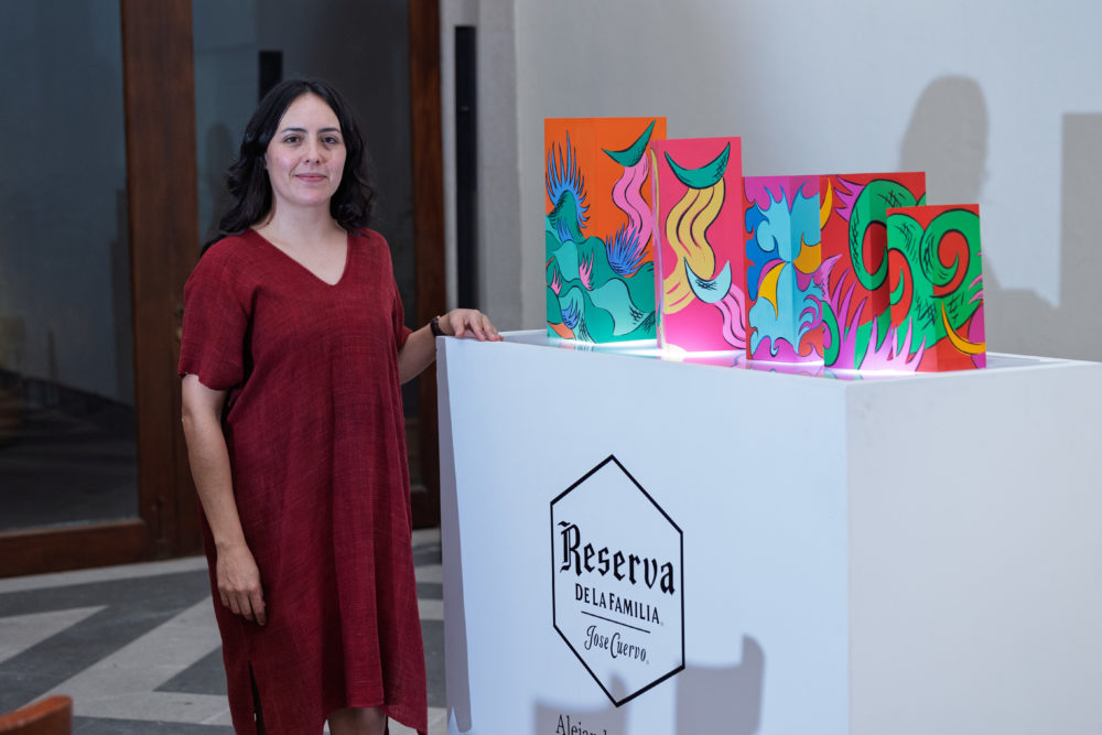 Tequila Reserva de la Familia y la artista Alejandra Venegas colaboran en una edición conmemorativa