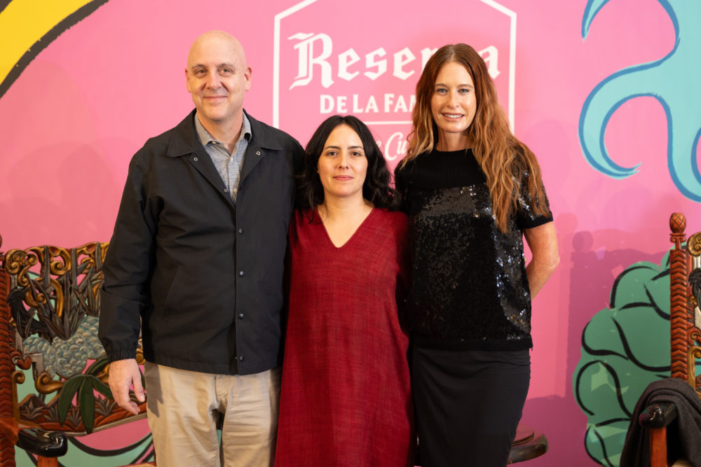 Copia-de-RESERVA-455-1-1000x667 - Tequila Reserva de la Familia y la artista Alejandra Venegas colaboran en una edición conmemorativa