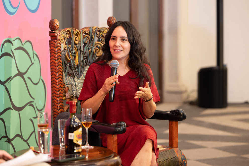 Copia-de-RESERVA-475-1-1000x667 - Tequila Reserva de la Familia y la artista Alejandra Venegas colaboran en una edición conmemorativa