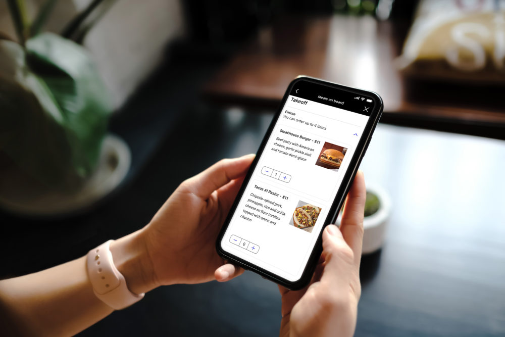 Elegir qué comer antes de despegar: así cambia la experiencia a bordo con United