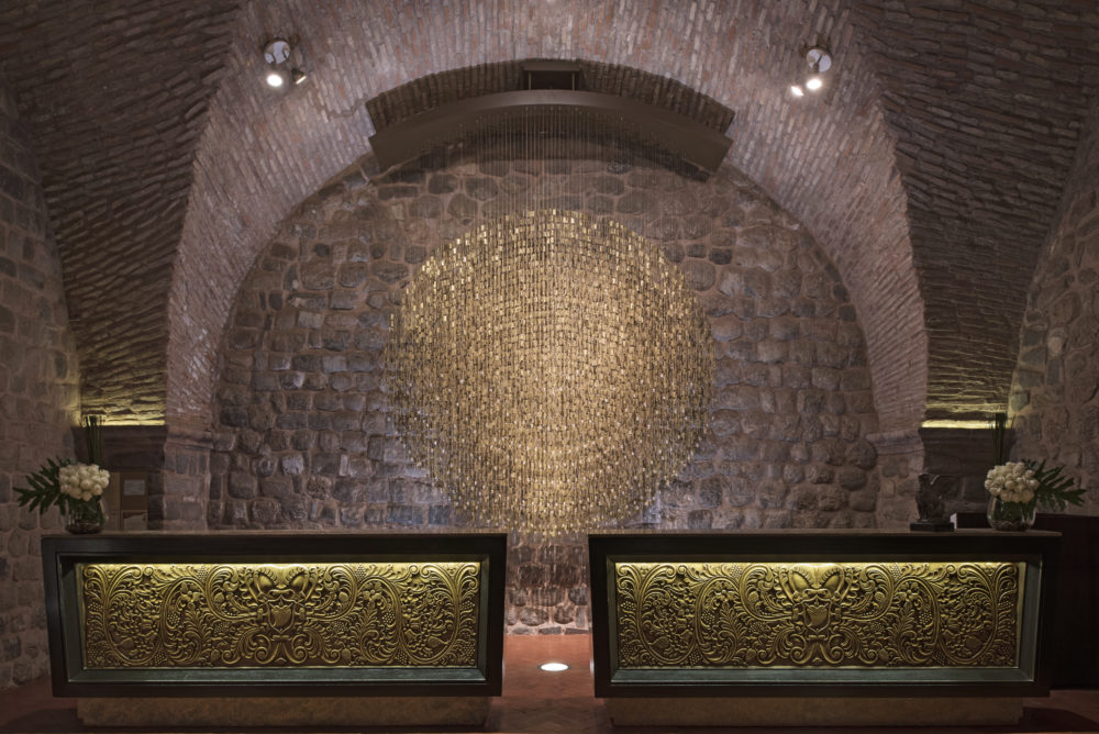 JW_CUZMC_front-desk3-1000x668 - Hospedarte en un ex convento del siglo XVI en Cusco