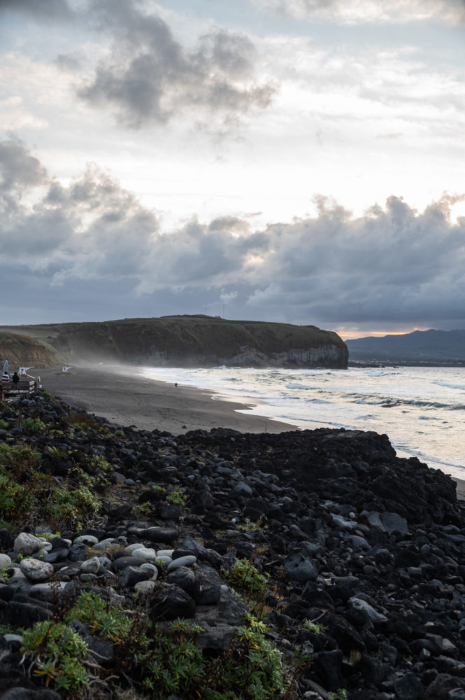 Praia-do-Areal-Ribeira-Grande-Sao-Miguel-Azores-665x1000 - São Miguel: naturaleza, tradición y saudade en las Azores