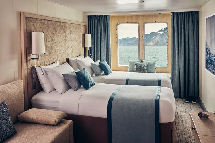 TAL-cabin-national-geographic-endurance-NATGEOENDURANCE0925-8fc6a601dc5e4b919208d8f8f0124a13 - Vi focas, morsas y zorros árticos en el crucero National Geographic Endurance