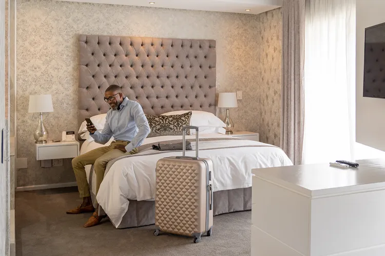 La nueva estafa que alerta a los viajeros: mensajes falsos que amenazan con cancelar reservas