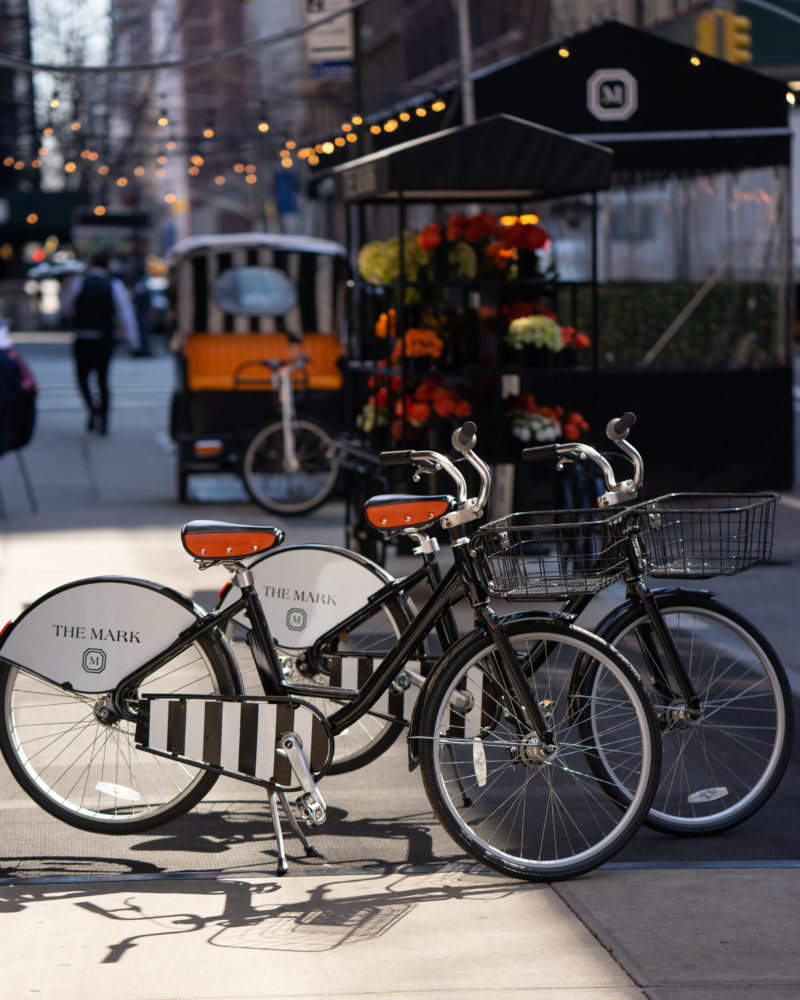The-Mark-Bikes-800x1000 - The Mark: el hotel más icónico del Upper East Side donde el lujo define la experiencia neoyorquina