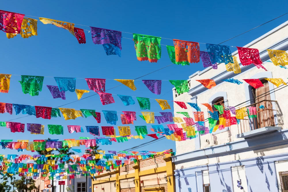 banderas-de-fiesta-todos-santos-1000x667 - Todos Santos: el rincón mexicano donde el invierno europeo desaparece