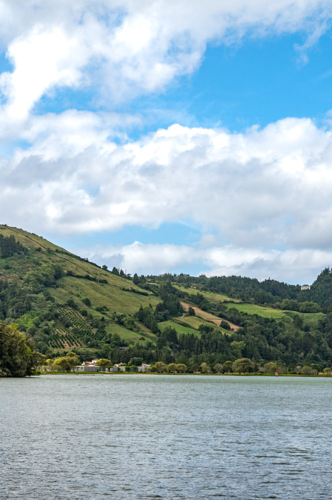 caldera-volcanica-laguna-Sete-Cidades-665x1000 - São Miguel: naturaleza, tradición y saudade en las Azores
