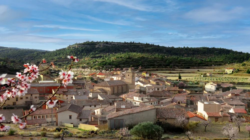 castellote-aragon-1000x561 - Descubre el pueblo colgado, uno de los secretos mejor guardados de Aragón