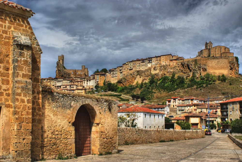 castillo-frias-1000x670 - Descubre Frías, la villa medieval de Burgos colgada sobre la roca 