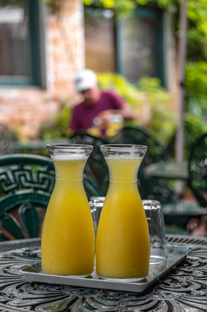 degustacion-zumo-de-pina-Azores-Augusto-Arruda-665x1000 - São Miguel: naturaleza, tradición y saudade en las Azores