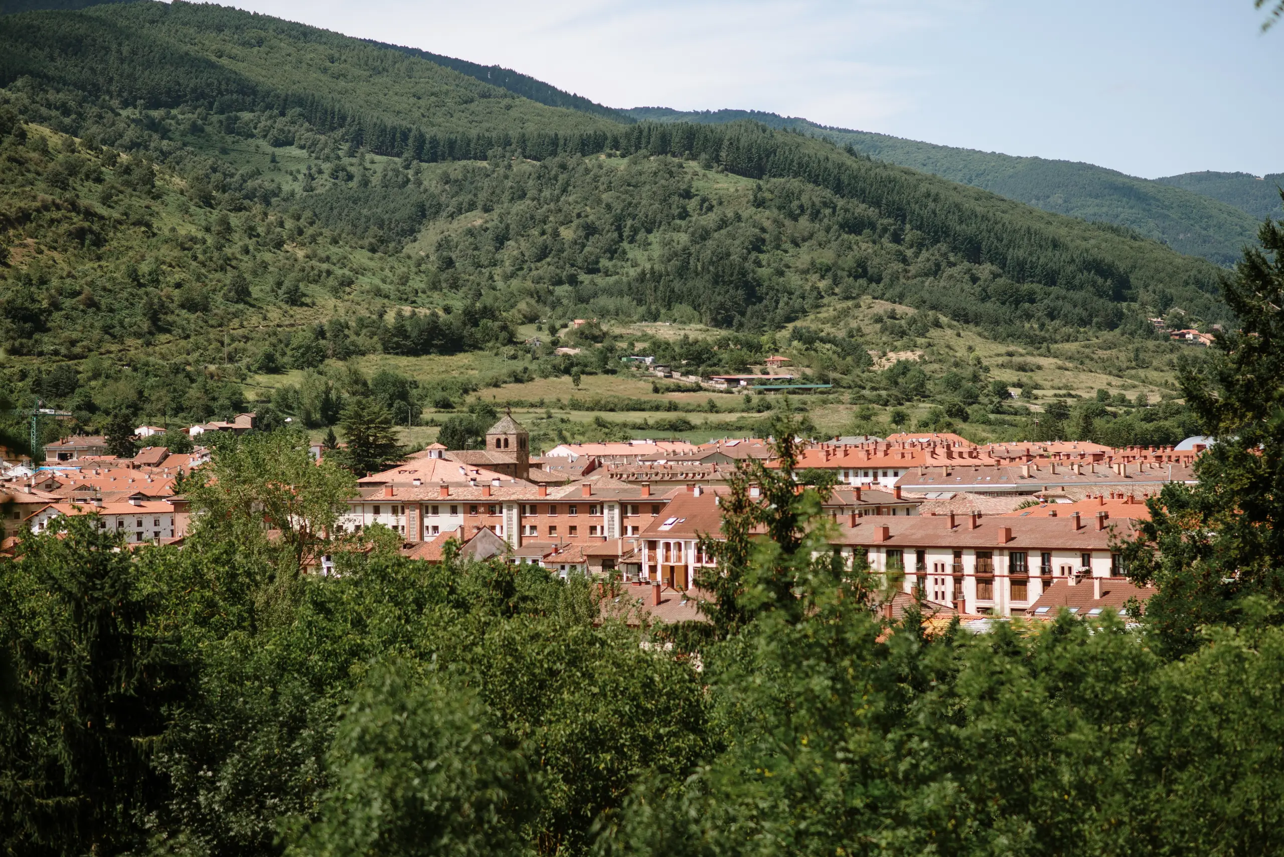Descubre Ezcaray: esquí, gastronomía y un casco histórico para recordar