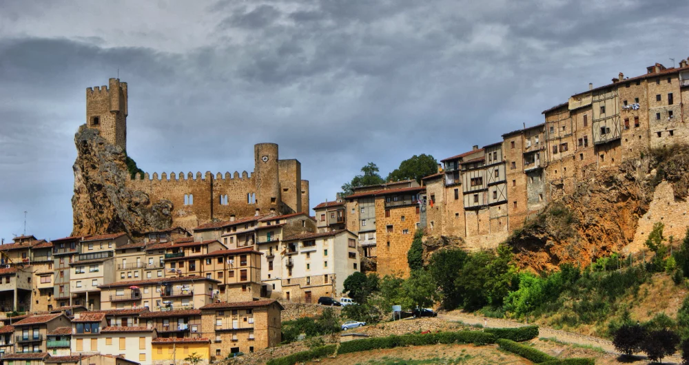 Descubre Frías, la villa medieval de Burgos colgada sobre la roca 