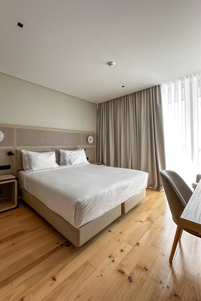 habitacion-hotel-Mercure-Ponta-Delgada-Azores-667x1000 - São Miguel: naturaleza, tradición y saudade en las Azores