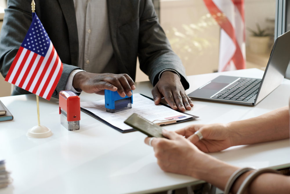 Estados Unidos suspende la emisión de visas para 75 países 