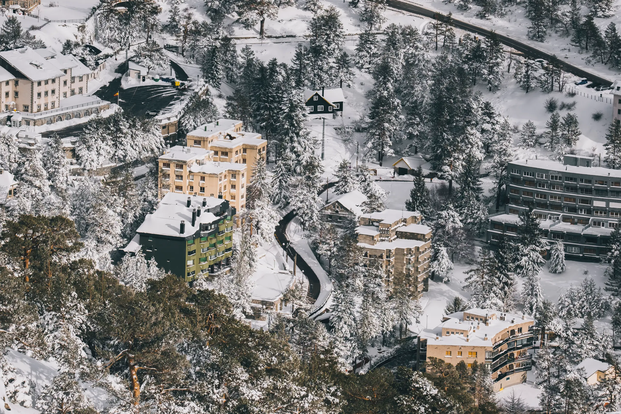 Los lugares especiales donde disfrutar de la nieve cerca de Madrid