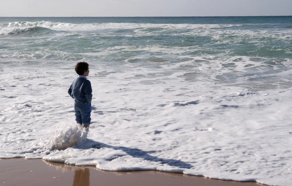 nino-en-zahara-de-los-atunes-1000x636 - Mejores destinos de playa en Andalucía para familias 