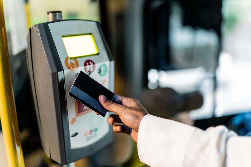 pago-con-tarjeta-transporte-espana-1000x667 - Abono Único de Transporte en España 2026: fechas, precios y medios incluidos 