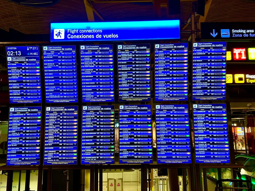 panel-aeropuerto-1000x750 - Cómo encontrar vuelos baratos desde Madrid a Lisboa