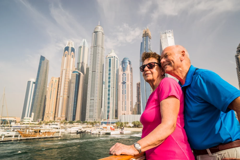 pareja-mayor-turista-emiratos-arabes-1000x668 - Descubre el Club de los 60 en Castilla y León