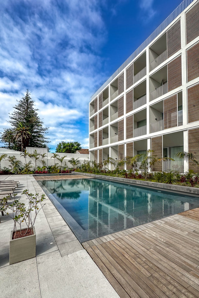 piscina-hotel-Mercure-Ponta-Delgada-Azores-667x1000 - São Miguel: naturaleza, tradición y saudade en las Azores
