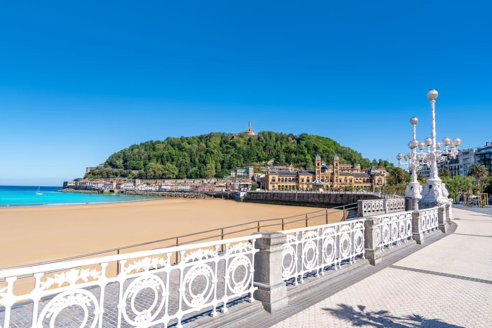 playa-de-la-concha-1000x667 - Los 7 destinos más románticos para viajar en pareja en España