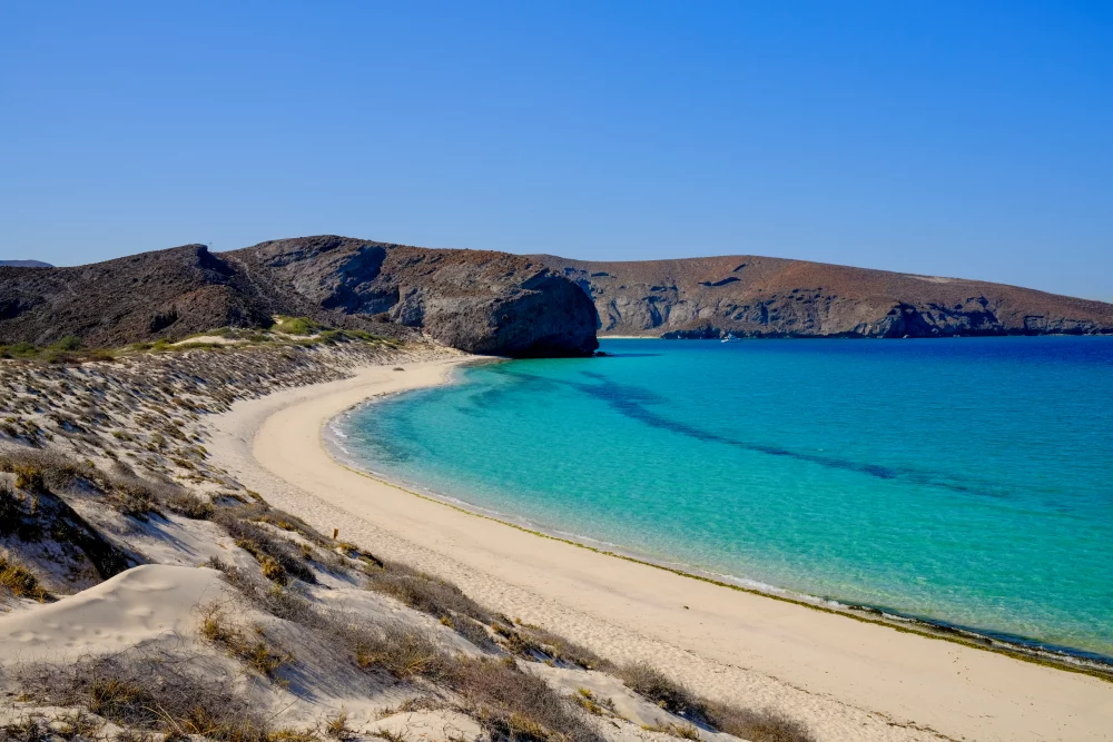 playa-de-todos-santos-1000x667 - Todos Santos: el rincón mexicano donde el invierno europeo desaparece