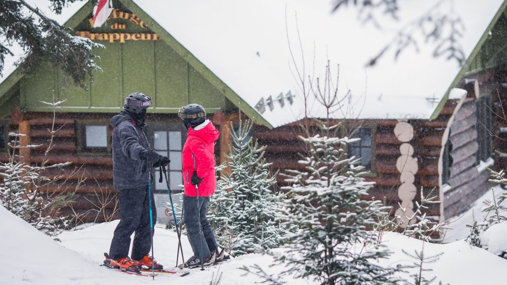 refuge-du-trappeur-ext-l-1000x563 - Experiencia invernal: snowshoeing nocturno y fondue en una cabaña rústica 