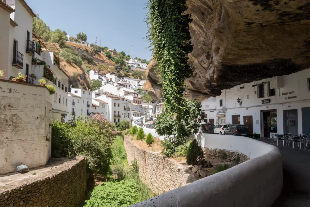setenil-bodegas-1000x667 - Grazalema, la sierra de Cádiz donde vivir el invierno en el sur