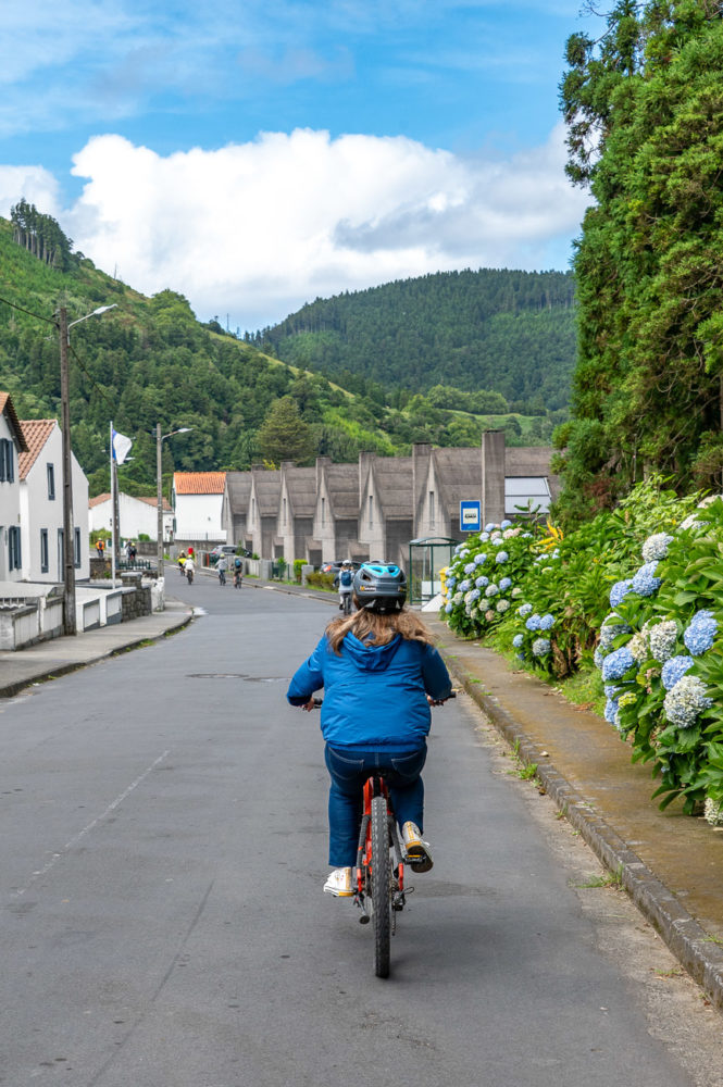 tour-bici-electrica-Sete-Cidades-27-Eduardo-Souto-de-Moura-Adriano-Pimenta-665x1000 - São Miguel: naturaleza, tradición y saudade en las Azores