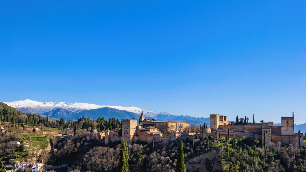 vistas-desde-mirador-de-san-nocolas-1000x563 - Los 7 destinos más románticos para viajar en pareja en España