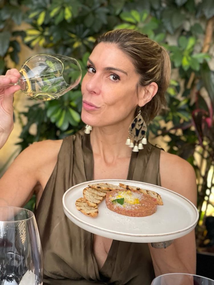 775bcc4d-9fec-4e74-8f86-f068da032469-1-750x1000 - María Forcada, reconocida como Periodista Gastronómica del Año 2026
