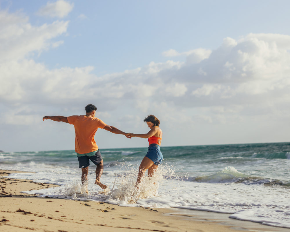 Miami_South_Beach_Miami_Beach_FL_2024_ClubHouseExterior_35_2024_Merge_-Couple-at-South-Beach-1000x800 - Estos son los tres destinos en Florida que debes visitar en tu viaje rumbo al Mundial 2026