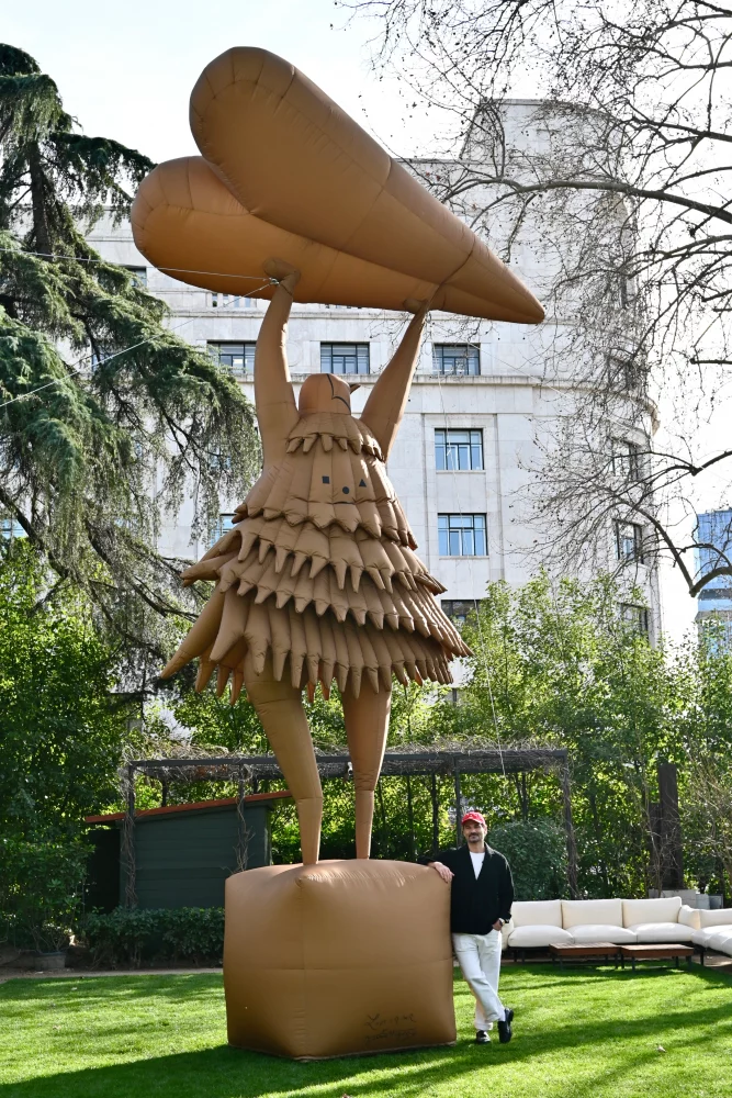 Rosewood-VillaMagna-Jaime-Hayon-667x1000 - Love Catcher: El amor toma el aire en el corazón de Madrid