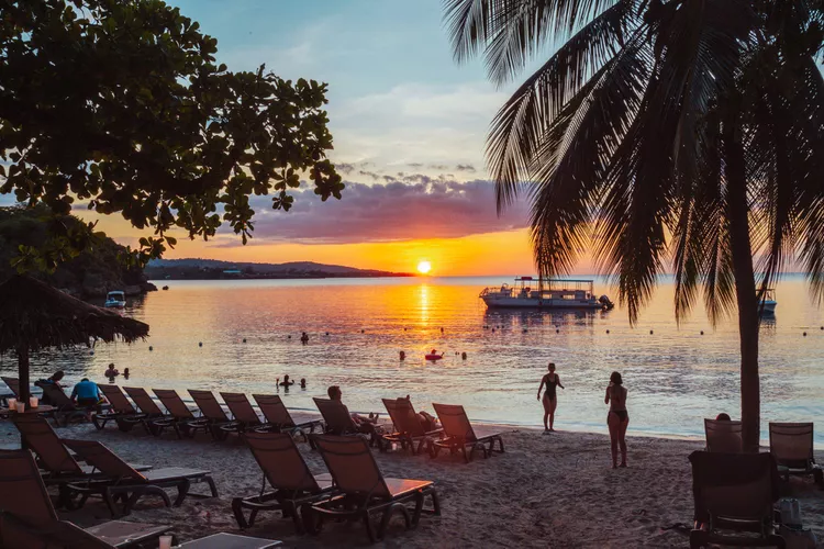 TAL-best-time-to-visit-JAMAICAGUIDE0625-2a215d4ec15f4cda90d3db3ed68885d5 - Jamaica, la isla que se vive más allá del todo incluido