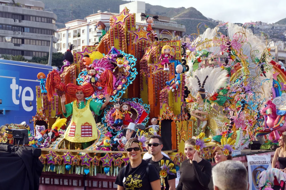 carroza-carnaval-tenerife-1000x667 - Vive los Carnavales de Tenerife esta semana