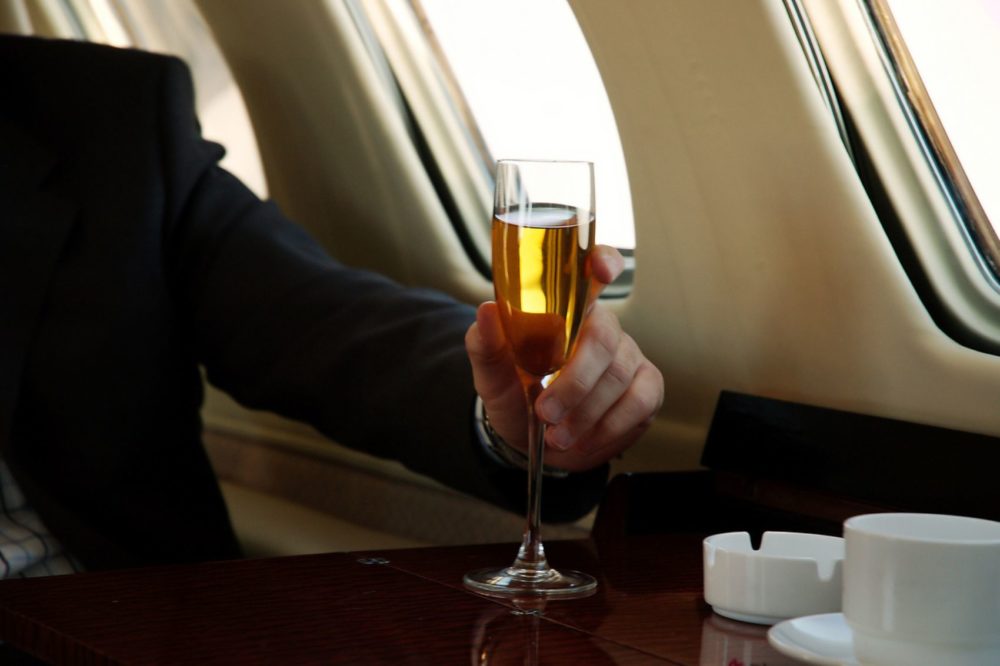 champana-en-avion--1000x666 - Los mejores cocteles para beber en un avión, según un mixólogo profesional, y qué evitar