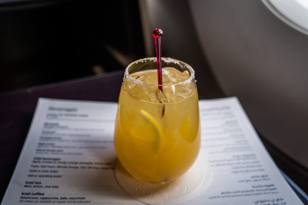 Los mejores cocteles para beber en un avión, según un mixólogo profesional, y qué evitar