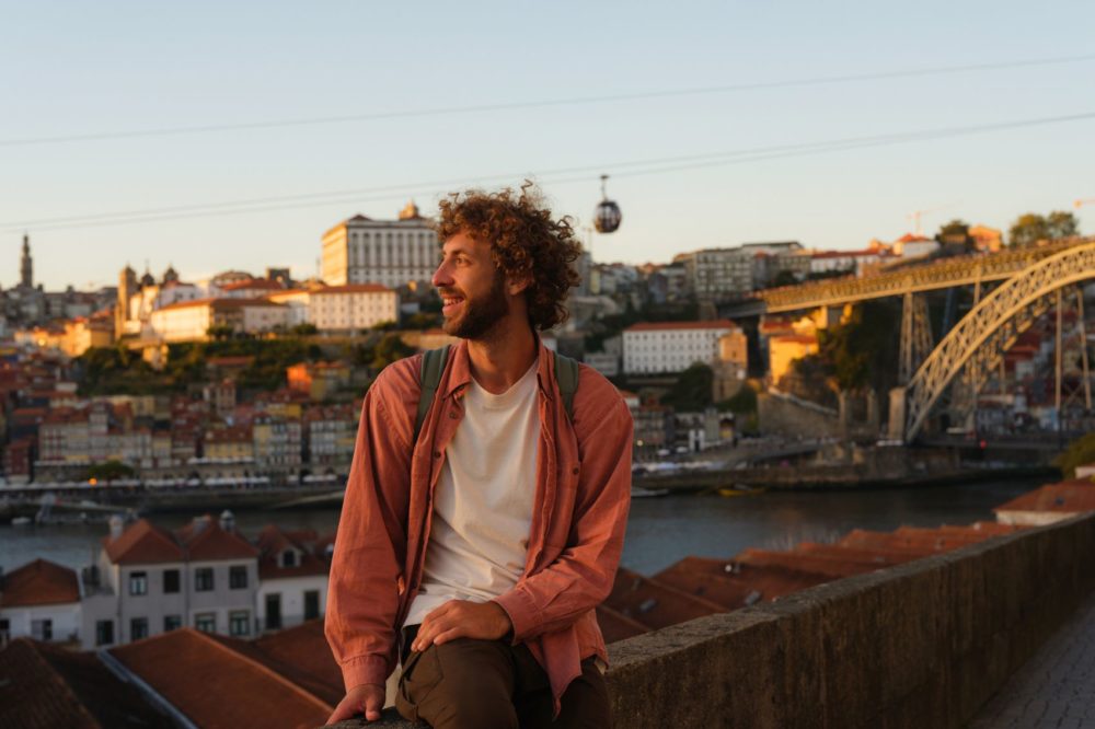 hombre-en-oporto-1000x666 - Esta es la mejor ciudad del mundo para visitar después de una ruptura. Y no, no es París